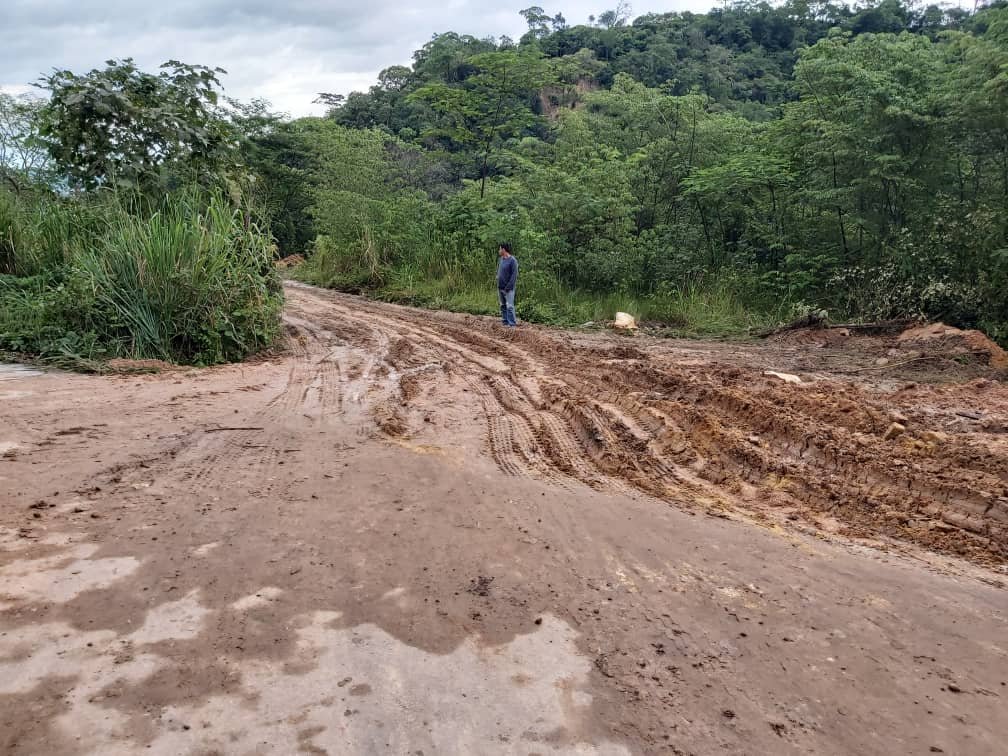 raul_periodista's tweet photo. #20agosto autoridades buscan restablecer paso por Uribante en la #T005 en #Táchira a eso de las 7pm de hoy. En la alcabala de La Pedrera y en el peaje La Restauradora se restringió paso para evitar tránsito vehicular, informó Humberto Márquez, comandante de #PCFernándezFeo https://t.co/CVKoguDvn0