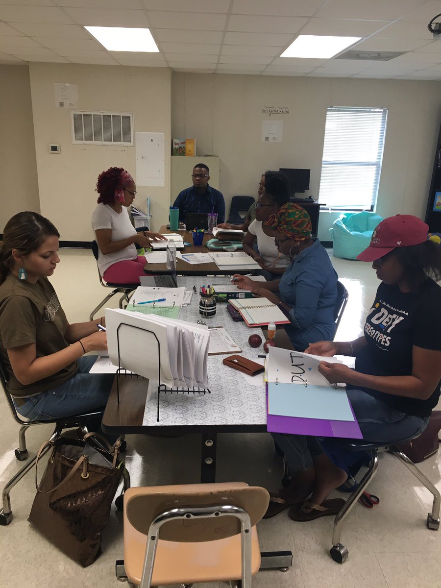 Principal0915's tweet photo. Meeting with the AWESOME 3rd grade team for their BOY PLC meeting!!! I’m so proud of this awesome team!! @MsSpringsUES @LocklearJoy @KNykole1 @UpchurchElemen1 https://t.co/8nXnIxRdP1