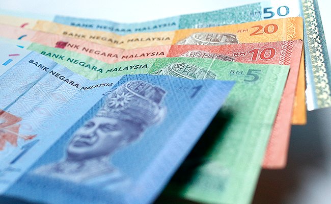 Rimuruu311's tweet photo. Nak tanya ni, apa beza duit seringgit lama dgn duit lima ringgit baru? https://t.co/nYvER2jjXJ