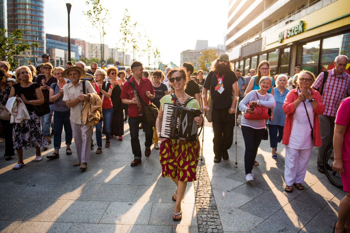 warszawa's tweet photo. 16. Festiwal Kultury Żydowskiej #WarszawaSingera tuż-tuż. ❤🎶 Jeśli jeszcze jesteście na wakacjach, wracajcie do stolicy. 😉 Przed nami warsztaty, spacery, koncerty, spektakle i wiele innych atrakcji – startujemy już w sobotę! @AldonaMachnow1 @kulturalnawawa https://t.co/GQ97xVrgPX