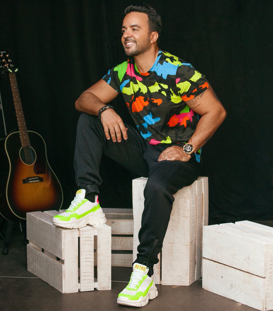LuisFonsi's tweet photo. “Usa tu sonrisa para cambiar el mundo y no dejes que el mundo cambie tu sonrisa...” 😃 (📷: @natalyaphoto) https://t.co/QHUxBWGoY1