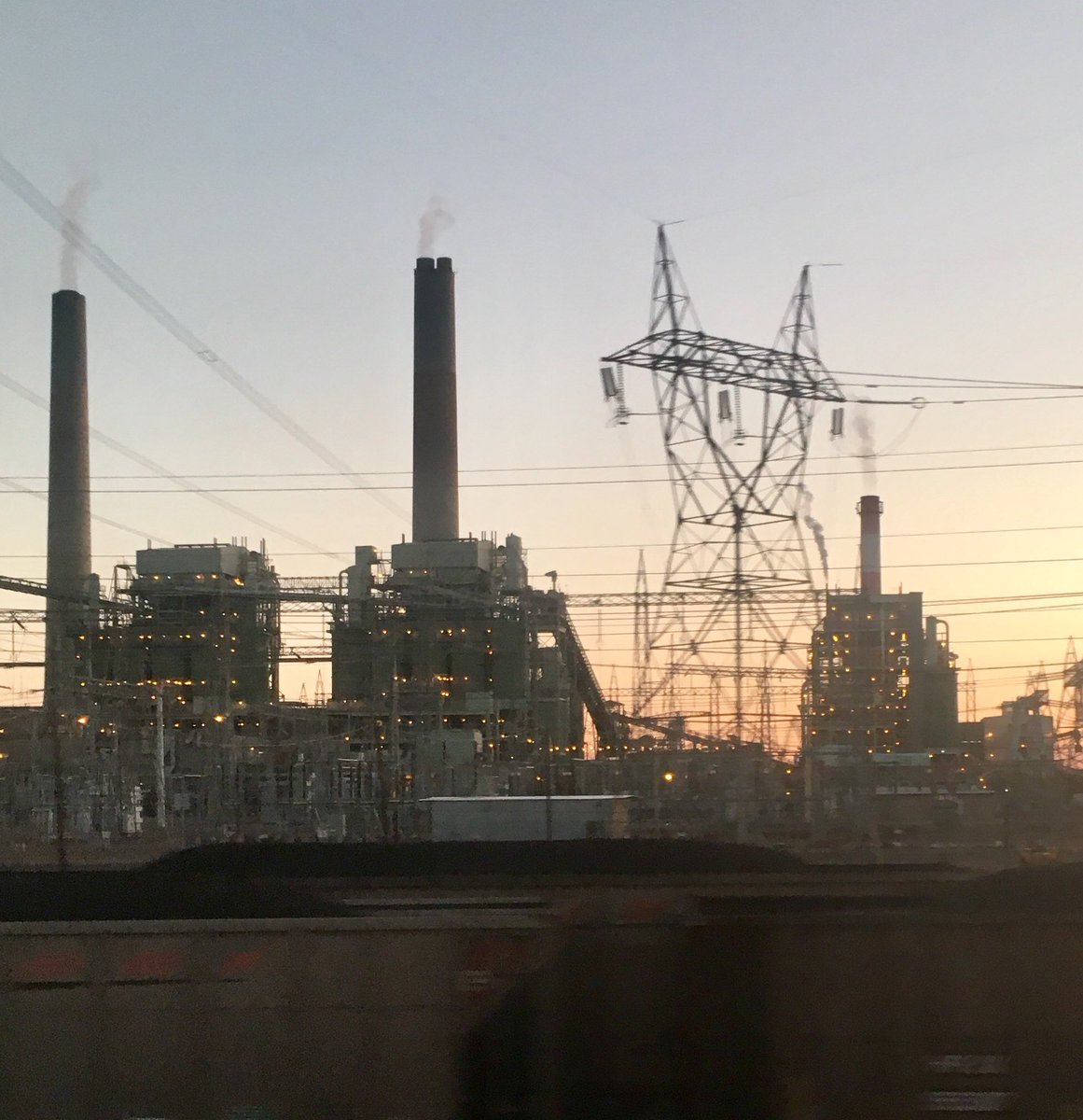 Land_Desk's tweet photo. Cholla coal power plant as seen from the Amtrak. The plant is scheduled to close by 2025, part of what I call the #BigBreakdown (after the #BigBuildup coined by Charles Wilkinson). https://t.co/yYNIfC7hVe