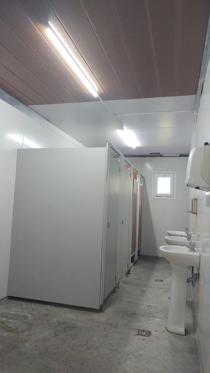 Estimados Amigos Golfistas:

Seguimos avanzando en la construcción de la sede provisoria que se esta realizando con el aporte de Unidos por el Golf. 
Finalizaron los trabajos de saneamiento, habilitación de agua y conexión eléctrica para baños y cocina.  El golf nos une!