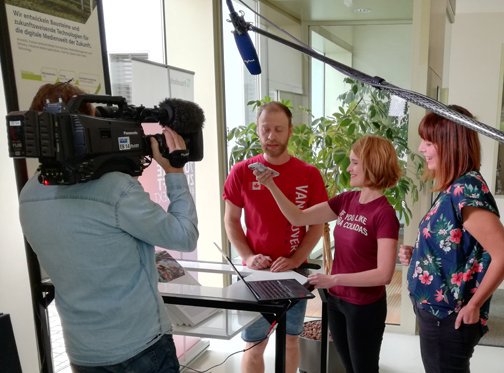 Fraunhofer_IDMT's tweet image. Heute wird bei uns am @Fraunhofer_IDMT das Porträt über die @ARD_ZDF_FP Preisträgerin und IDMT-Alumna Anna Kruspe gedreht (2.v.r.). Am 6. September 2019 wird auf der @IFA_Berlin die Platzvergabe bekannt gegeben. #goAnnago  #spracherkennung #musik #award #Forschung #dissertation