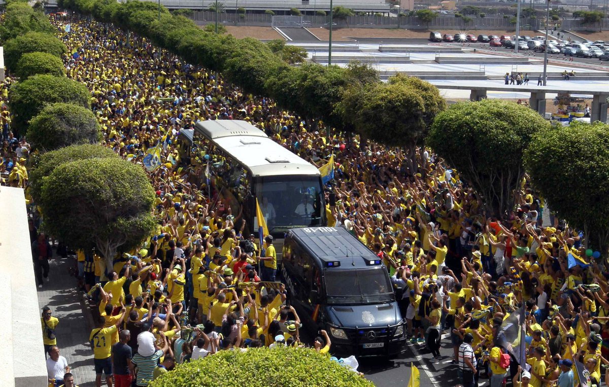 RuymanAlmeidaP's tweet image. Me encantaría ver a todos los efectivos que están jugándose la vida contra el fuego en un partido y llenar el estadio para que sientan nuestro cariño y gratitud. Les haría hasta un pasillo en la calle como en las grandes ocasiones. #IFGranCanaria