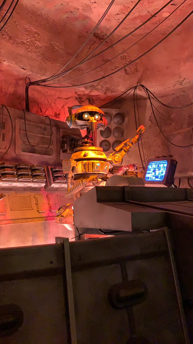 MagicBandRadio's tweet photo. I’m finally here.. in #GalaxysEdge! It’s absolutely gorgeous. And no better way to start the day than in Oga’s Cantina https://t.co/li3bOXMtxP
