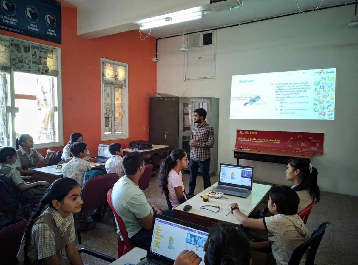 AIMtoInnovate's tweet photo. Helping students discover their innate potential! #AIMtoInnovate

#MentorOfChange Dhrupal R Shah encouraged the students of #AtalTinkeringLab AG High School &amp; GD Parikh Higher Sec School, #Gujarat to work on animations &amp; interact with them using sensors. #MentoringForOurNewIndia https://t.co/ro3lTNc3jo