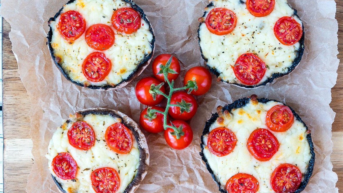 CLTTodayShow's tweet photo. Personal portobello pizzas...say that five times fast!
Tune into Charlotte Today at 11 am to learn how to make this easy 🍕 recipe by @cannizzarosauce. #CLTToday #CookingToday https://t.co/jdWKu5I8yS