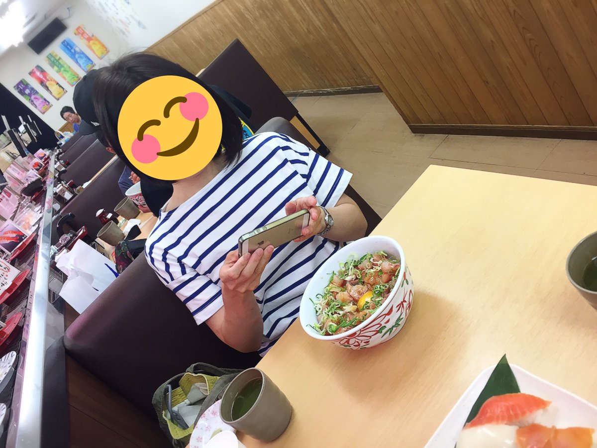 廉たろ Pa Twitter お昼は海遊館近くの 笑 フードコートの中のお寿司屋さんでご飯にしました O 僕はランチ寿司10貫セットで ねーさんは刺身のユッケ的な 何か忘れた笑 丼を食べていました 美味しかったです O