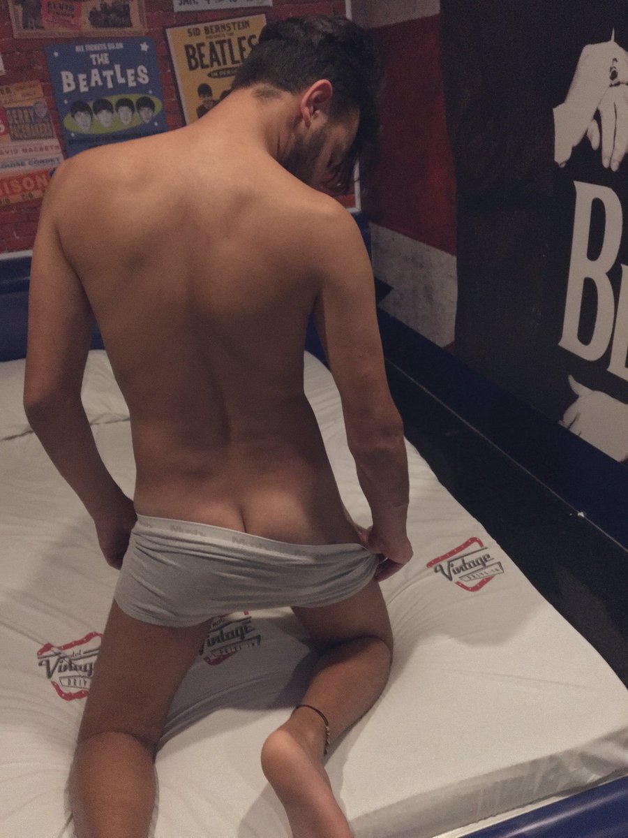 g___uido's tweet photo. Quem topa ? #gaysp #sexogay #borameter #novinho #queroleitar #magrinho https://t.co/v0O6qZPkFG