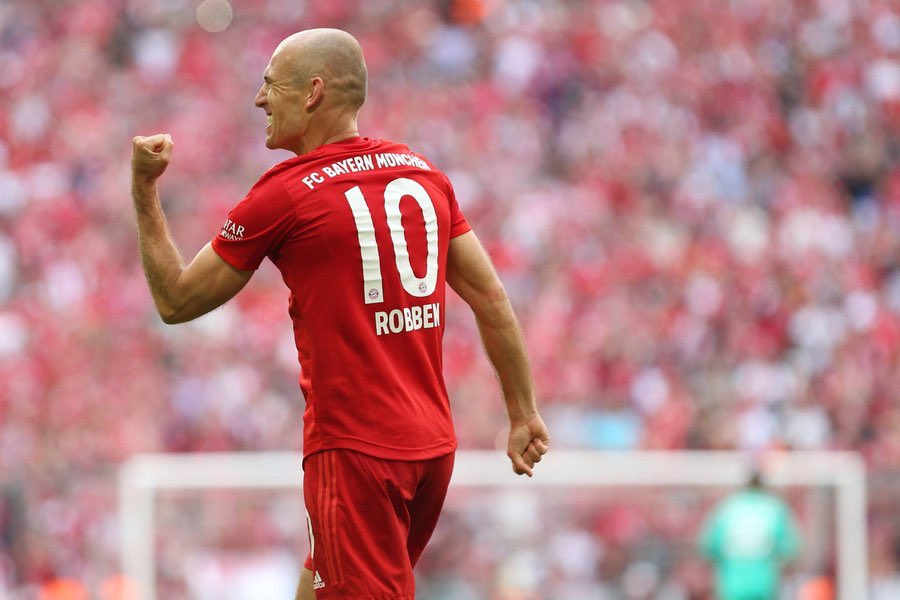 lnstantFoot's tweet photo. Arjen Robben : « La saison prochaine, j’entraînerai bien sûr l'équipe de mon fils. Les ailiers savent déjà quel est le plan d’entraînement : Déborder par l’aile droite et repiquer dans l’axe en frappant du gauche... » 😂👏🏽 https://t.co/u3GF4YLSNp