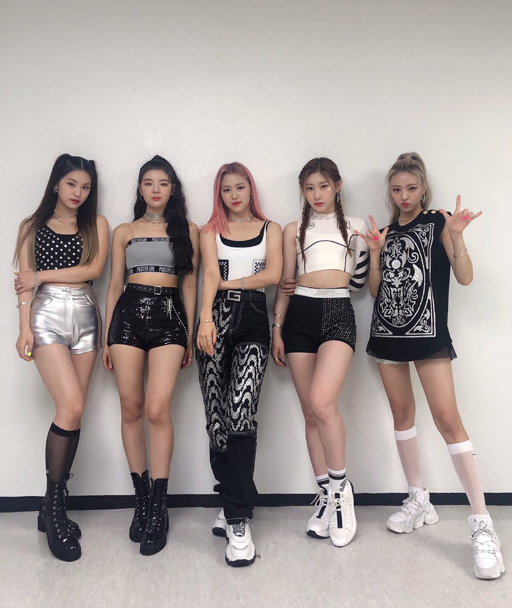 ITZYofficial's tweet photo. 믿지와 함께한 2019 K-WORLD FESTA 셀럽티비 라이브쇼!
눈빛만 봐도 서로 알 수 있는 우리👀
내일도 만나유~💙

#ITZY #있지
#ITzICY #ICY
#MIDZY #믿지 https://t.co/j9XpUqcGxE