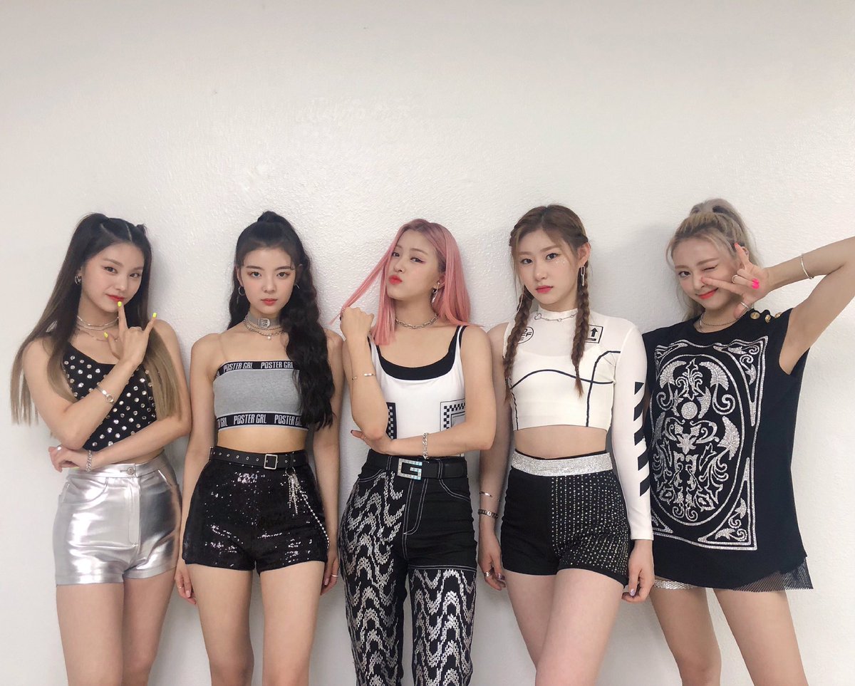 ITZYofficial's tweet photo. 믿지와 함께한 2019 K-WORLD FESTA 셀럽티비 라이브쇼!
눈빛만 봐도 서로 알 수 있는 우리👀
내일도 만나유~💙

#ITZY #있지
#ITzICY #ICY
#MIDZY #믿지 https://t.co/j9XpUqcGxE