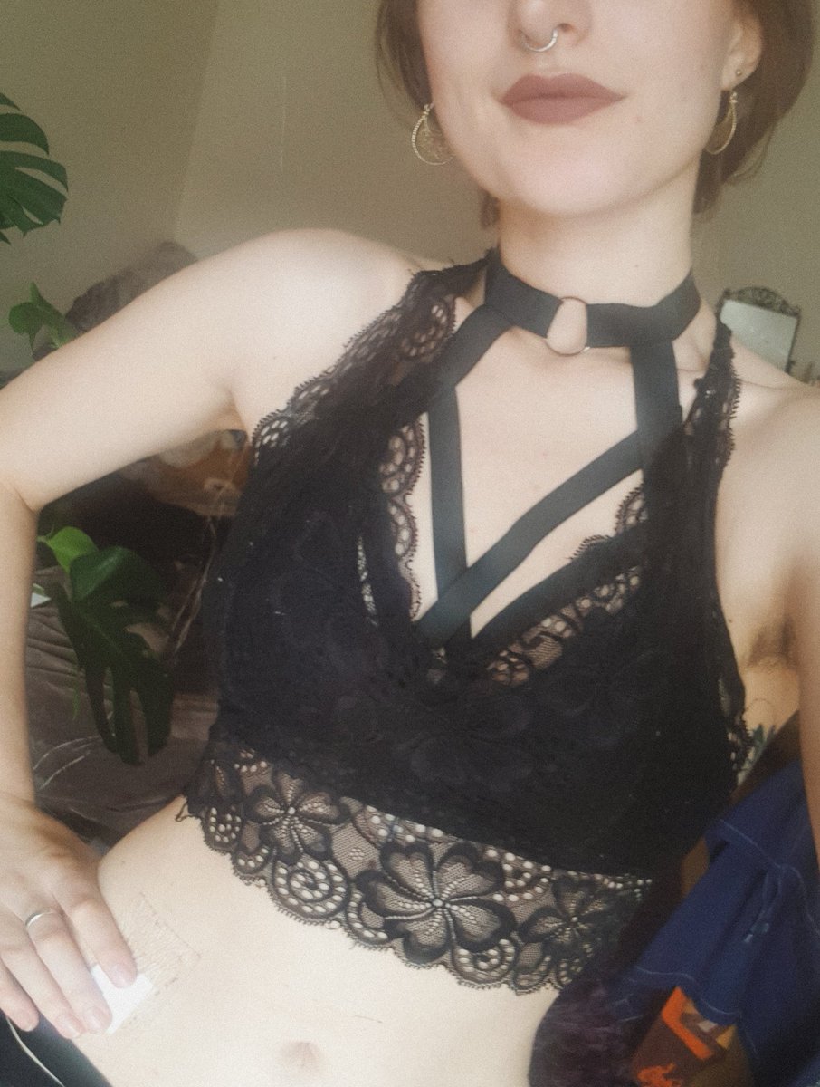 Off to see a sweet sub that is giving tribute to just be able to LOOK at me irl 💖 how about the rest of you piggies? Pay up! 
#findom #financialdomination #finsub