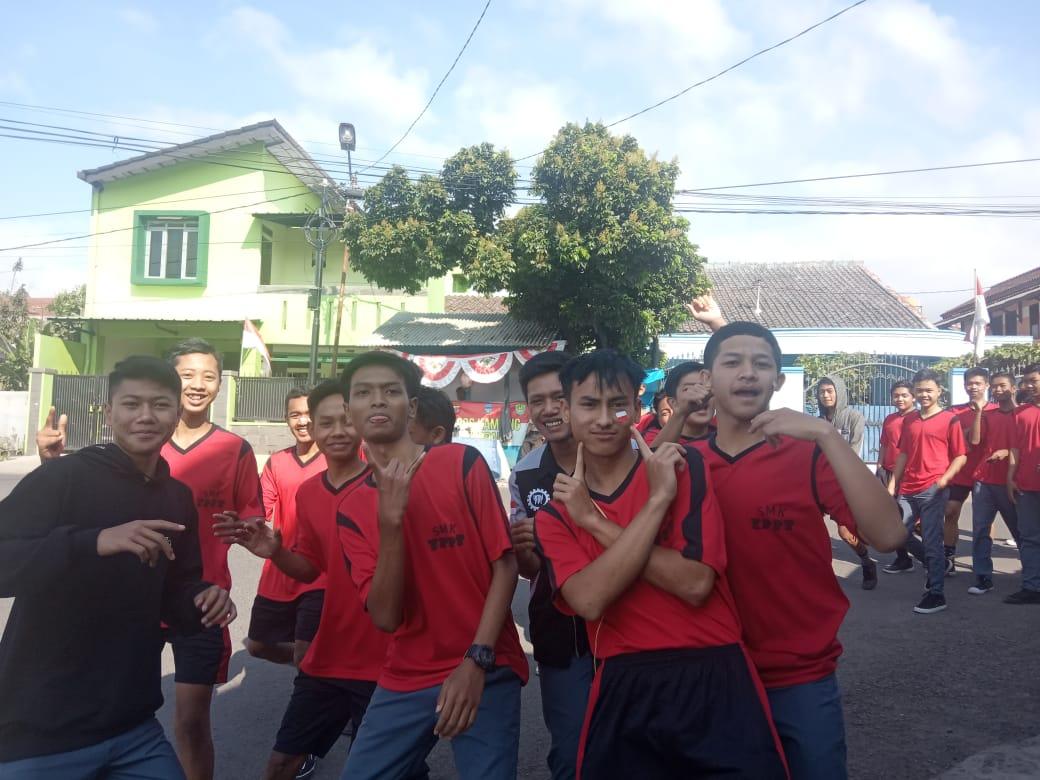 mochsofwan's tweet photo. Antusiasme siswa siswi mengikuti kegiatan Jalan Sehat

#JalanSehatYPPTYess https://t.co/awjvBGv0a0