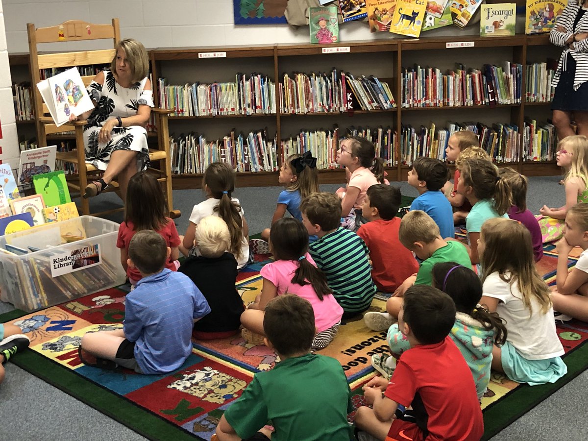 GoshenHillcrest's tweet image. Our students LOVE visiting the library! @RodoskyRyan @ocsfoster @jmhorn335 @Kyedguy #TeamOldham #L1G4