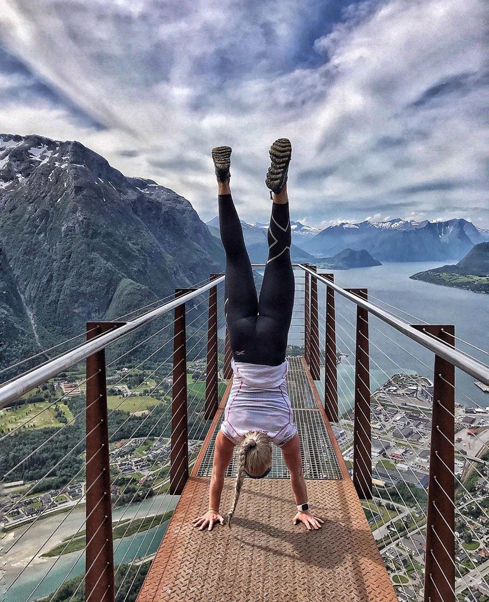 Ein #Handstand ist zweifelsohne ein sehr guter Weg, , um das sportliche Potenzial voll zu entfalten. 💪 💪 
Mit dem Üben solltet ihr aber eventuell an einem weniger luftigen Ort beginnen! 😉🏔️

📸 Stine Moen Nilsen 

#PolarFitness