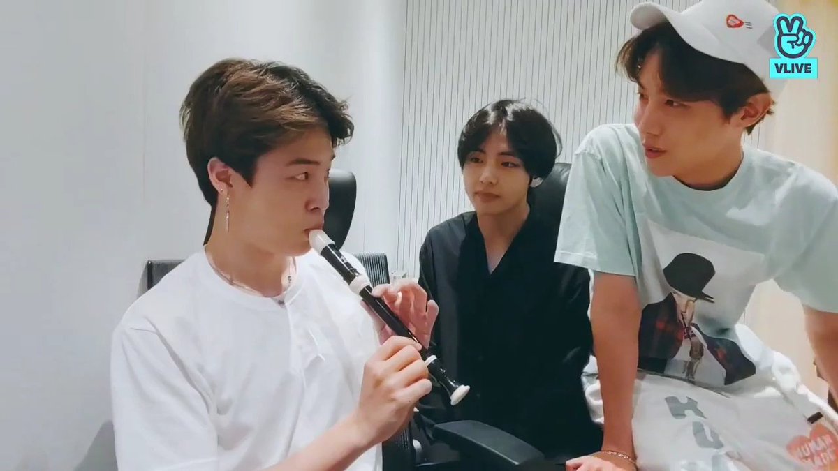 jiden07_17's tweet photo. @btsarmykorean2 @BTS_twt Just like this vlive of jimin..they are happy and thank for being happy #JIMIN and #JHOPE #V
#MTVHottest BTS @BTS_twt
#WewantABBack https://t.co/igqx2YBN5r