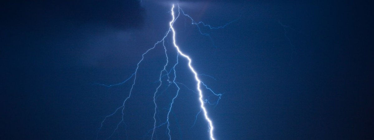 NFU_Energy's tweet image. National Grid blamed Britain's most severe #blackout in more than a decade on a severe drop in the #grid’s #frequency. Read today's blog to find out what happened and why... buff.ly/2ZdGi6s #electricity #Lightningstrikes