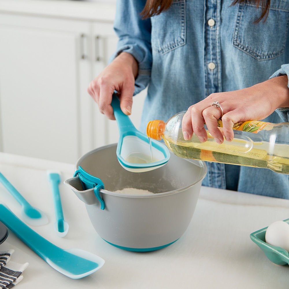 WiltonCakes's tweet photo. Scrape, spread, sauté and more with this versatile Versa-Tools Spatula Set! This set is great for anyone looking for convenient and useful cooking and baking gadgets. https://t.co/IKV8Hx76nI #versatools #wiltoncakes https://t.co/75Na4tQyY6