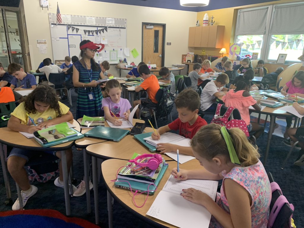 jnissenbauer13's tweet photo. When you co-teach you get Coach Tidwell and J Money!! #RoundingRap #FluencyPractice @SandersSMES #TTWSMES https://t.co/b4FcIBBC7N