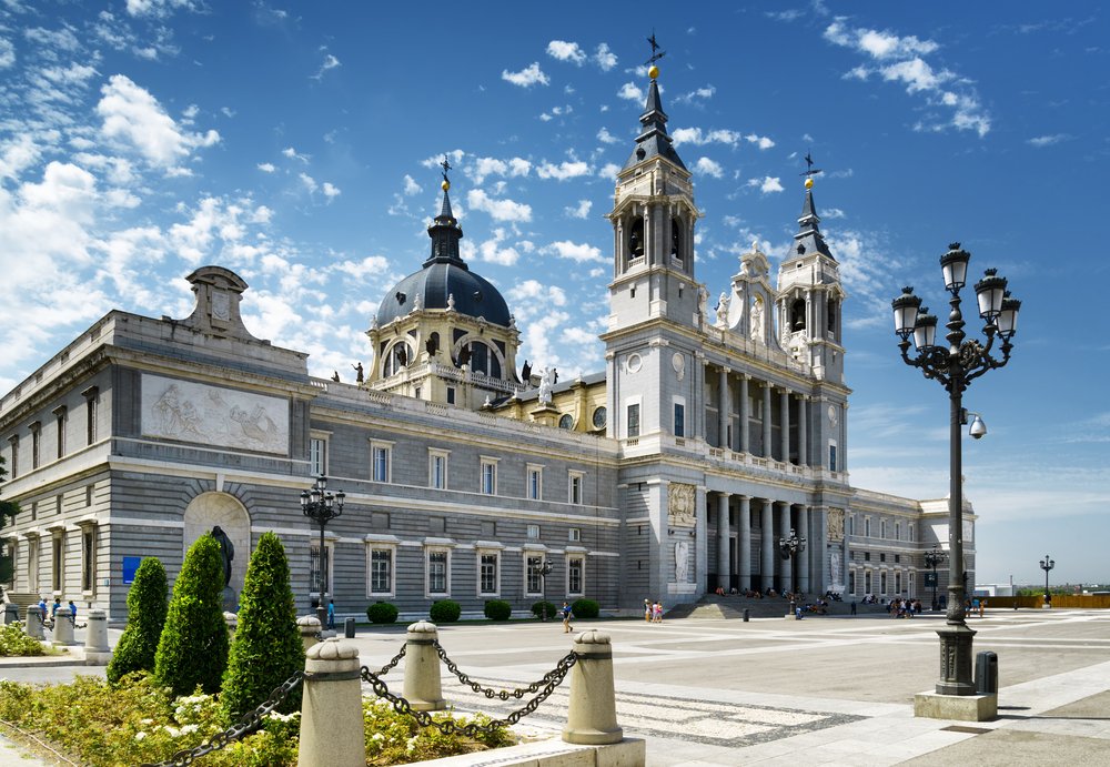 VisitMadrid_es's tweet photo. Es un placer recorrer las calles del Madrid de los Austrias, es decir, entre la #PuertadelSol y el #PalacioReal. En el paseo podemos disfrutar del Real Monasterio de las Descalzas Reales o el Convento de la Encarnación. 
¡Un viaje en el tiempo! https://t.co/QPtDgmhWTf