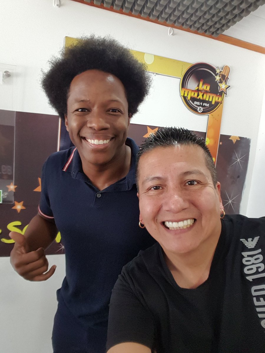 OnRadioCali's tweet photo. Mi pana @maurocastillo de visita hoy en su casa @LaMaxima891 ... Tremendo Artista! #RespetoyAdmiracion #caminoalbarrioconmanolo #cocinandosalsa #AlMaximoConLaMaxima #FelizMartes https://t.co/b7eTV1hUsT