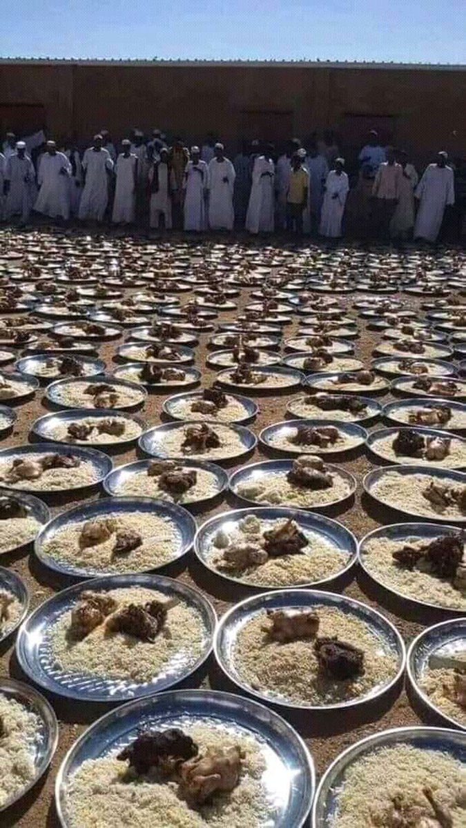 Abdulsadhan's tweet image. هذا اخ من السودان حسب ماوصلني في زواج ابنه عزم فقراء المنطقه فقط .
ورفض ان يتناولون الطعام في المكان
وطلب مّن كل واحد منهم أن يأخذ صحنه ويذهب به لمنزله ويتناول الوجبة مع اهله واولاده .
لازالت الدنيا بخير .