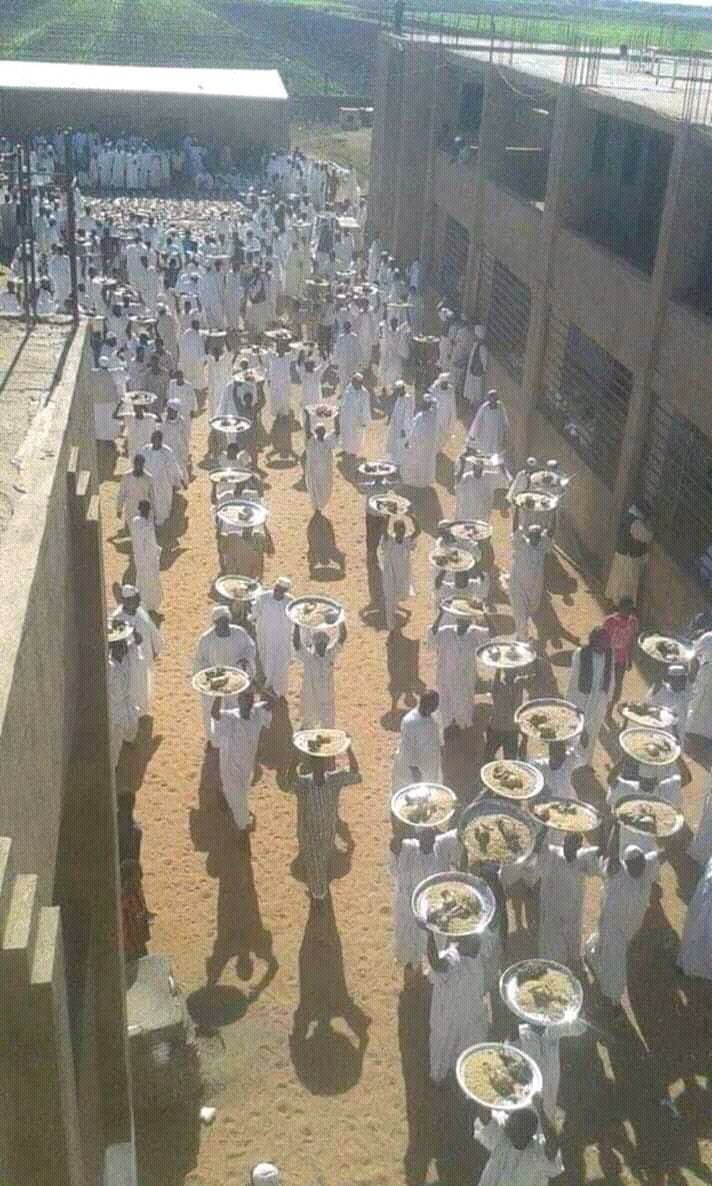 Abdulsadhan's tweet image. هذا اخ من السودان حسب ماوصلني في زواج ابنه عزم فقراء المنطقه فقط .
ورفض ان يتناولون الطعام في المكان
وطلب مّن كل واحد منهم أن يأخذ صحنه ويذهب به لمنزله ويتناول الوجبة مع اهله واولاده .
لازالت الدنيا بخير .