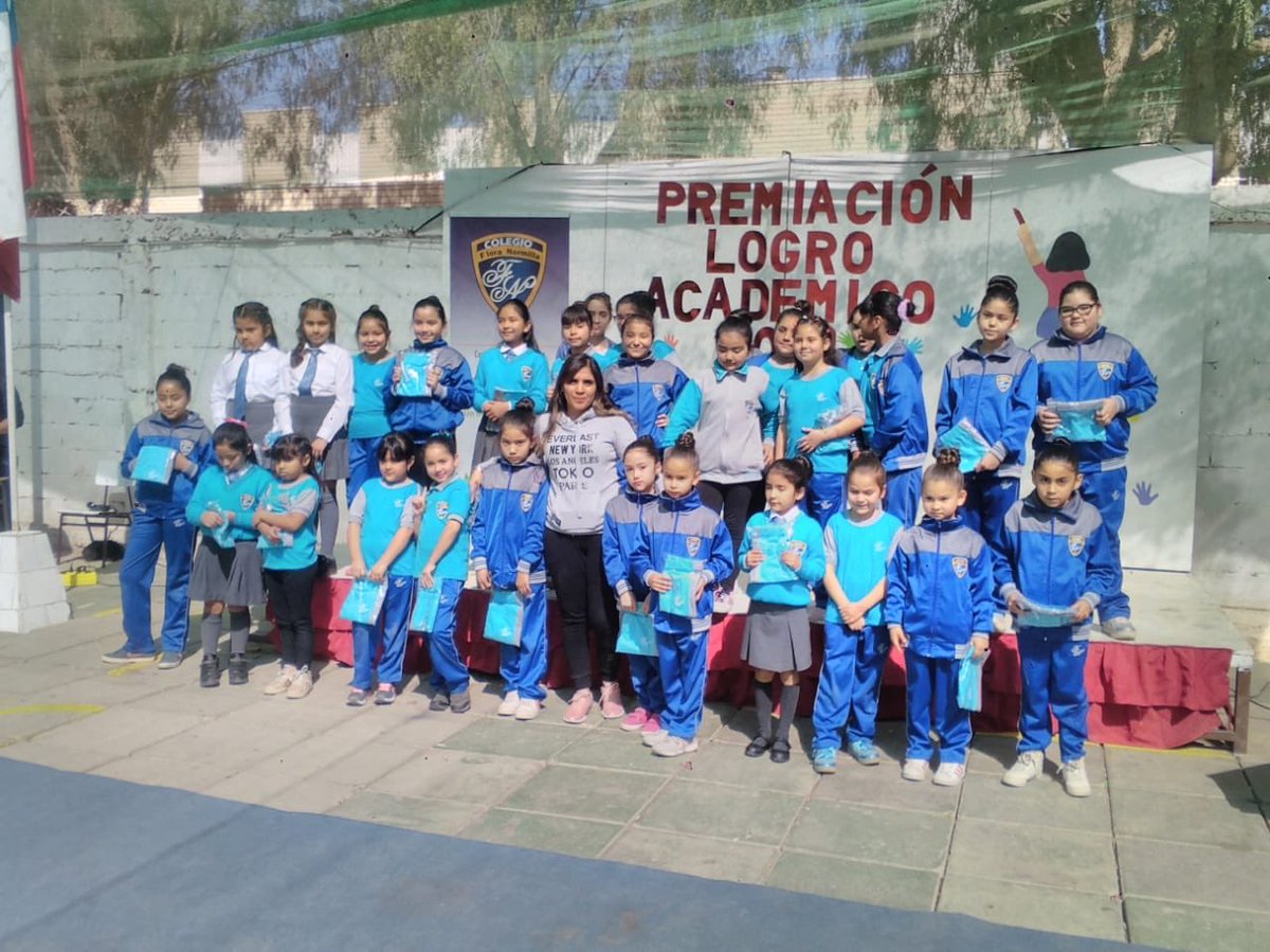 floranormilla's tweet photo. Premiación excelencia académica en nuestro colegio. https://t.co/6g0GTQkxg5