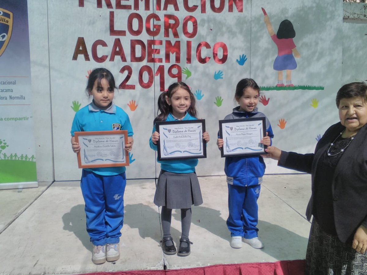 floranormilla's tweet photo. Premiación excelencia académica en nuestro colegio. https://t.co/6g0GTQkxg5
