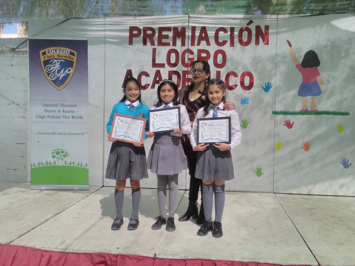 floranormilla's tweet photo. Premiación excelencia académica en nuestro colegio. https://t.co/6g0GTQkxg5