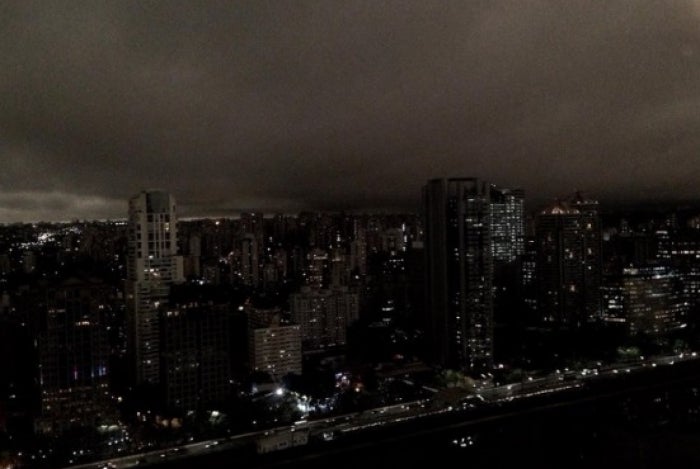 ArrunDeg's tweet image. Haven't seen any mention of this? The sky in Sao Paolo at 3pm was pitch black due to smoke from fires in the Amazon.