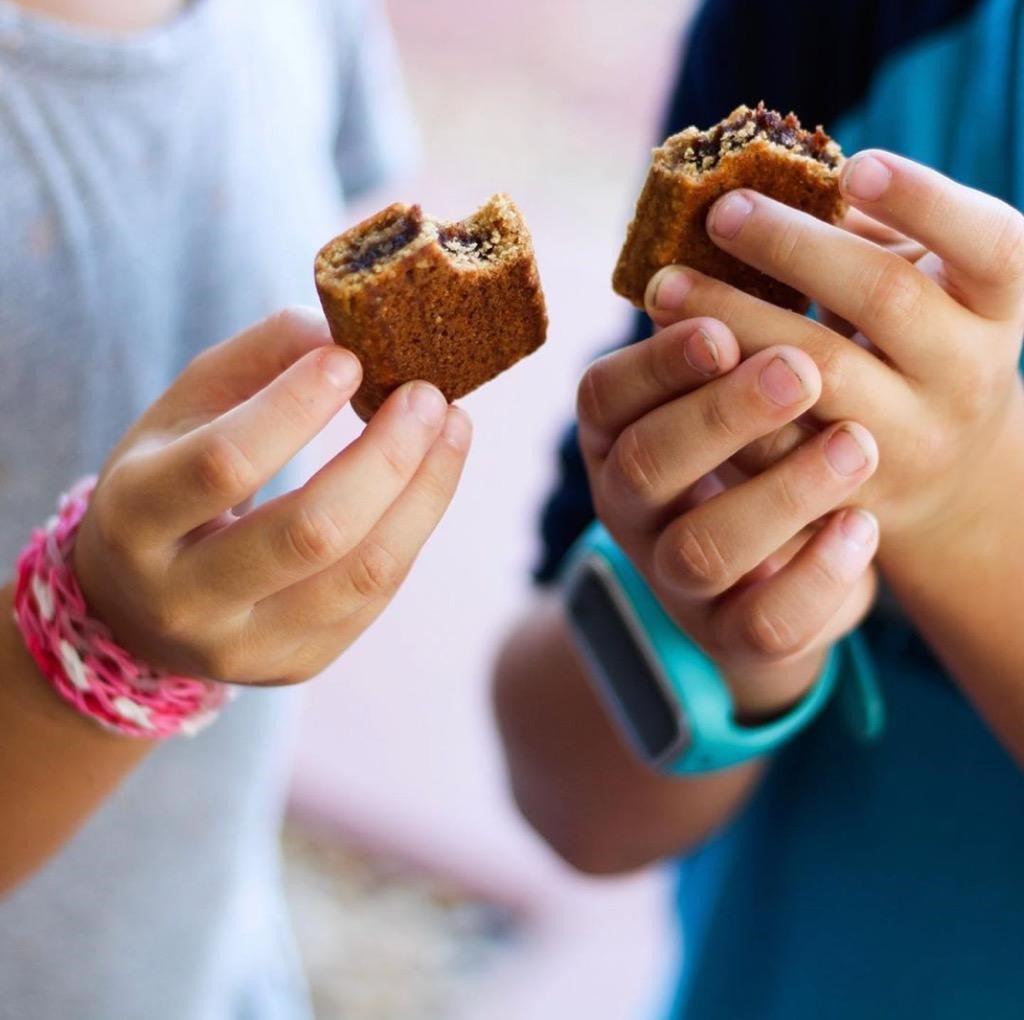 NaturesBakery's tweet photo. The Fig Bar Friendship Test: π When your bestie opens a twin pack, do they share the second bar with you?
__
#SharingisCaring #BacktoSchoolSnacks https://t.co/wDwQ1EBSaA