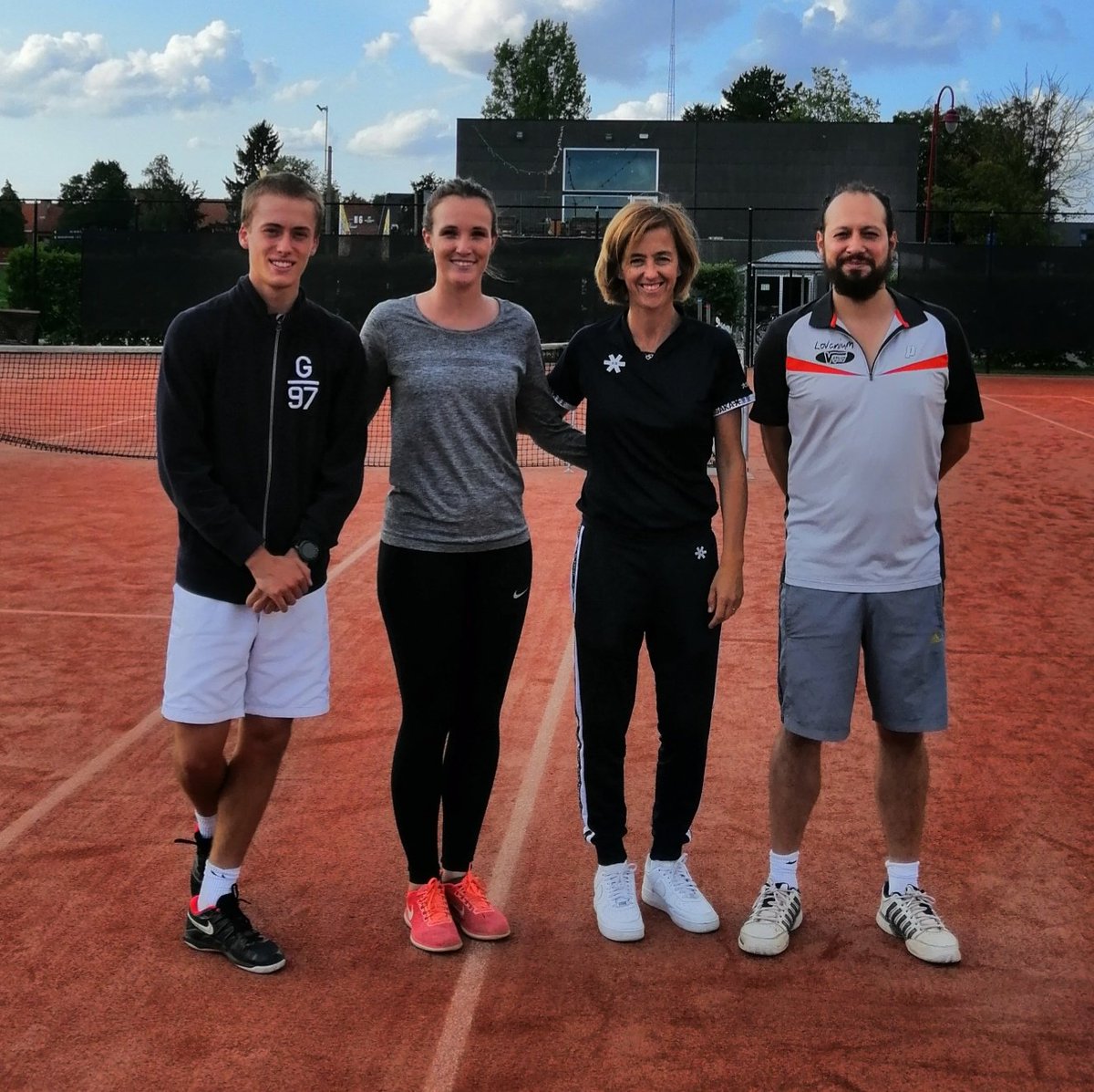 Locourtois18's tweet photo. Detectiestages deze week met ondersteuning van gemotiveerde instructeur B cursisten. Ervaringen delen, samenwerken in belang van ontwikkeling talent. Daar doen we het voor💪Veel succes met jullie examens #tennisvlaanderen #scouting #osakaworld https://t.co/eXT4uHNgCA