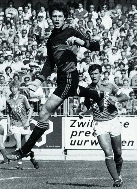 OldFootball11's tweet photo. Goalkeeper #MichelPreudhomme #StandardLiège #RSCL https://t.co/WaukliuIc9