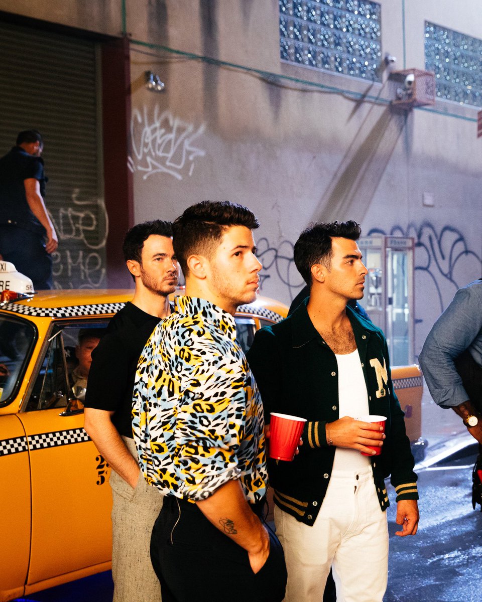 jobrospromos's tweet photo. #OnlyHumanVideo @jonasbrothers
More pictures β‘οΈπhttps://t.co/nfqp9HUZKl
Music video β‘οΈ https://t.co/QmTQ2X9Yc9 https://t.co/myY1t9JFnB