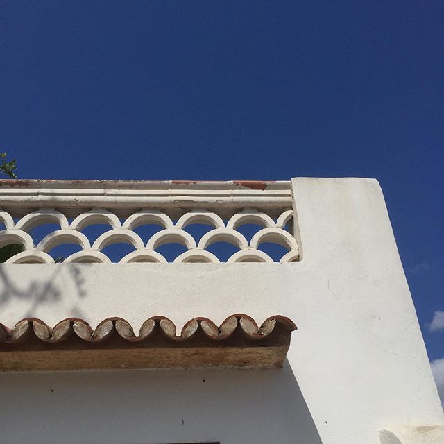 madebyand's tweet photo. #andmadelikes #summer #blueskies #walkabout #lookup #sunbrick #patterneverywhere #sunandshade #mallorca https://t.co/kb2ULFRBV5 https://t.co/rsGUVgBGKB
