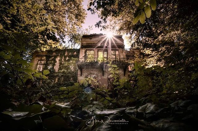 AlesArts's tweet photo. House of the Rising Sun #oldhouse #risingsun #history #historymemes #topphoto #visitslovenia #discover_slovenia_in_pictures #travelphotography #ruins #magicforrest #timetravel #perfectday #house #sunflare #perfectmoments https://t.co/4XnXqnEe4F