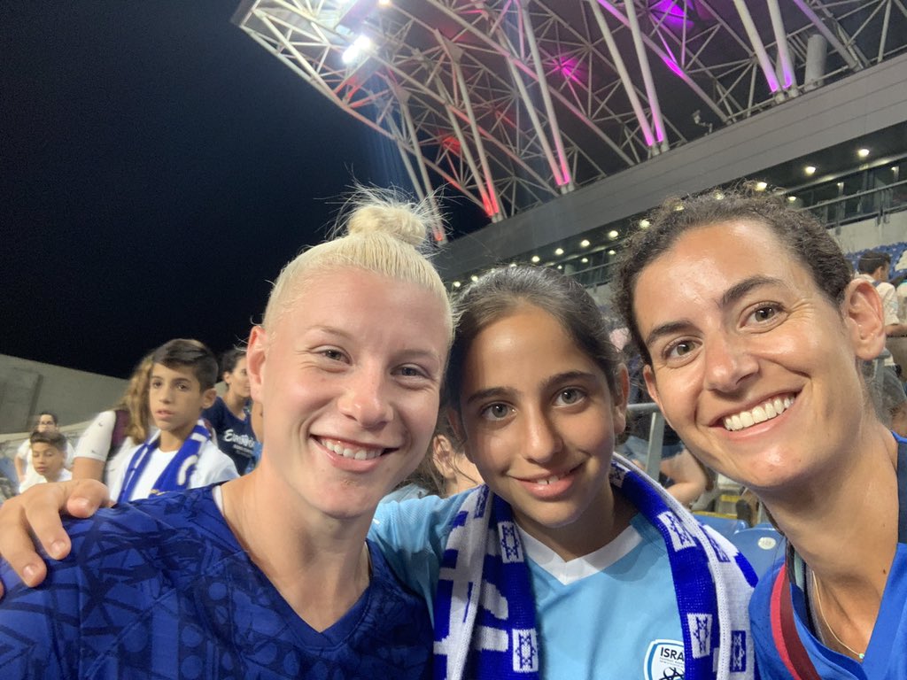 Tzafnat's tweet photo. Thank you @ChelseaFCW for a great match! It was a pleasure watching you! All the best for the upcoming season ๐๐ป @Bethany_Eng15 @guro_reiten thanks for the pics ๐ #CFCWinIsrael #Womensfootball https://t.co/2XvndERYFy