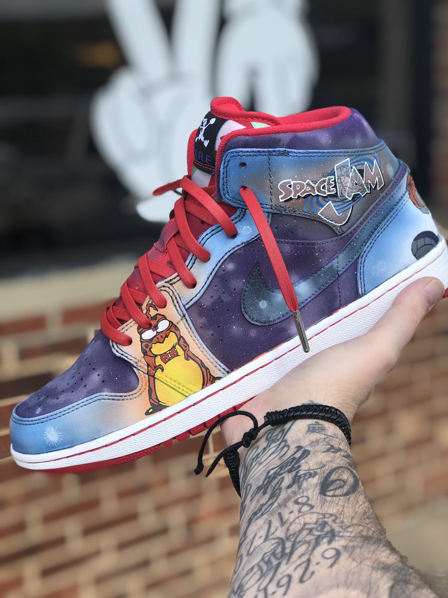 jmaup20's tweet photo. I WORK HARD EVERY MF DAAAYYYY!!
#vaLacedCustomsLLC #customsneakers #customkicks #nike #foams #kobes #jordan1s #spacejam #magic #dragonballZ #blessed #VA #2up2down https://t.co/x9MYJPAvgs