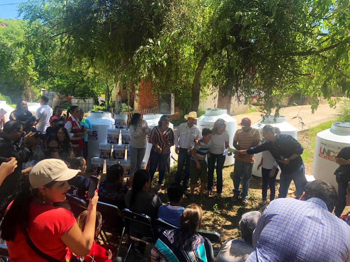 SonPatSeguro's tweet photo. Acompañando a nuestra Gobernadora @ClaudiaPavlovic en su gira por #SanJavier haciendo entrega de apoyos de vivienda y cuartos rosas ✅ https://t.co/55MClJOr6s