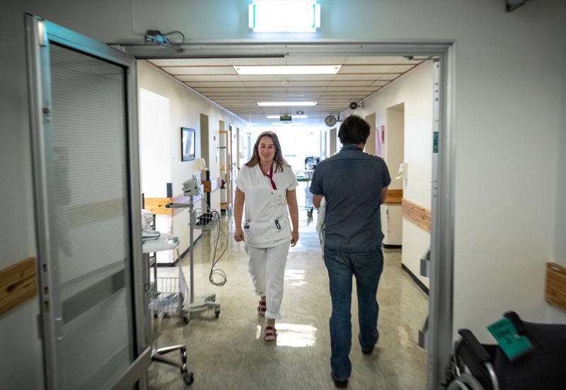 NSFJordmor's tweet photo. KUTTER STILLINGER: Ved Kvinneklinikken på Haukeland universitetssjukehus i Bergen er det kuttet 18 årsverk siden 2015, viser en rapport fra Helse Bergen. I samme periode har bruken av overtid og merarbeid økt med 50 prosent. Foto: Gisle Oddstad, @VG @JordmorHanne @jonasgahrstore https://t.co/s26sP3S4VM