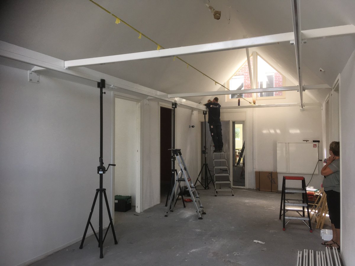 Afmonteren van de tilliftinstallatie op de speciaal aangebrachte staalconstructie. Een waar kunststukje onder het hellende dak. #haltezomervilla #afbouwfase #delaatsteloodjes #openinseptember