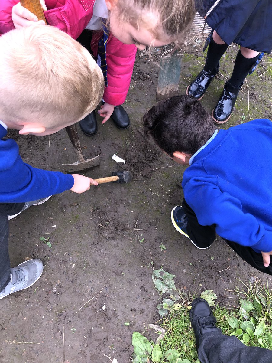 Today primary 2 created their own version of the gruffalo where they adventured through @DalmarnockPS  playground and encountered some slimy and fascinating creatures along the way🐜 🐛  @MrsMcGowan3 #PEEKPlay