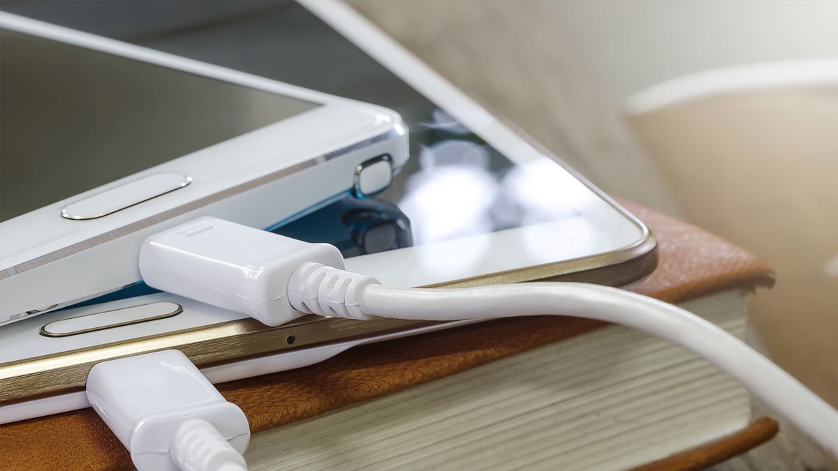 DCGasElectric's tweet photo. Avoid leaving rechargeable appliances on charge for longer than is necessary. When a charger is not in use, unplug it as it continues to use energy even if nothing is charging.#SaveEnergy #TipTuesday #EnergyTip #DCGE https://t.co/R9L0awFjA2 https://t.co/ZFxykO0vU4