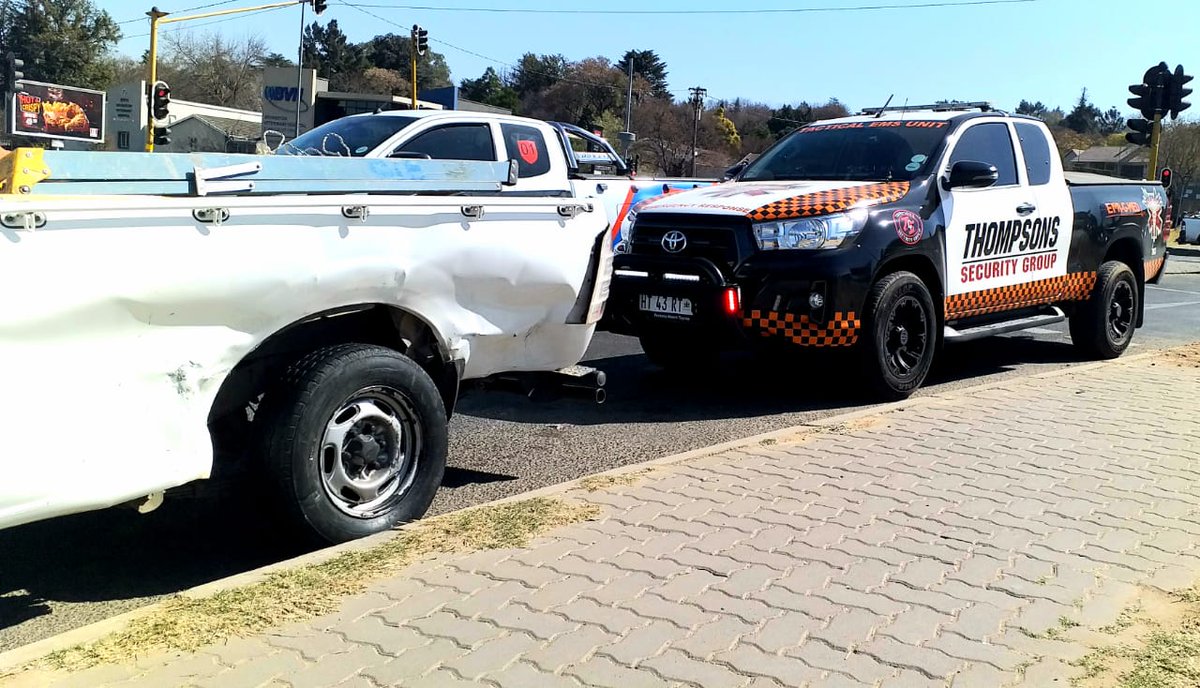 EMER_G_MED's tweet photo. 《Bryanston》 #TM03, #A03, #A01 Responded to William Nicol and Ballyclare Drive for a collision. Four patients with minor to moderate injuries were transported hospitals. @GTP_Traffstats @_ArriveAlive @EWNTraffic #whensecondscount #bryanston https://t.co/ifWsONIsjM