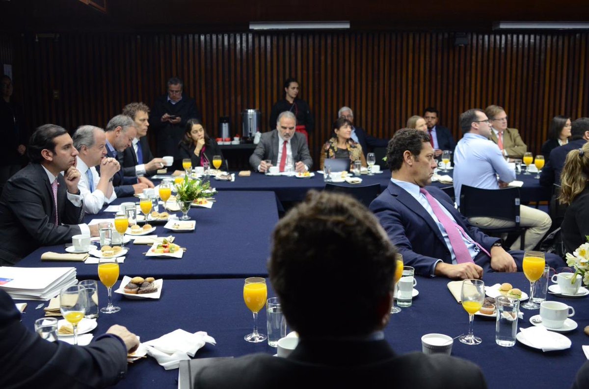 MintrabChile's tweet photo. AHORA| Ministro @nmonckeberg y subsecretario @fdoarab se reúnen con diversos gremios empresariales para conversar acerca del impacto de los empleos del futuro y sobre la agenda legislativa del @GobiernodeChile en materia laboral. #MenosHorasMásFlexibilidad💪🏻🇨🇱 https://t.co/stBaSPTSnl