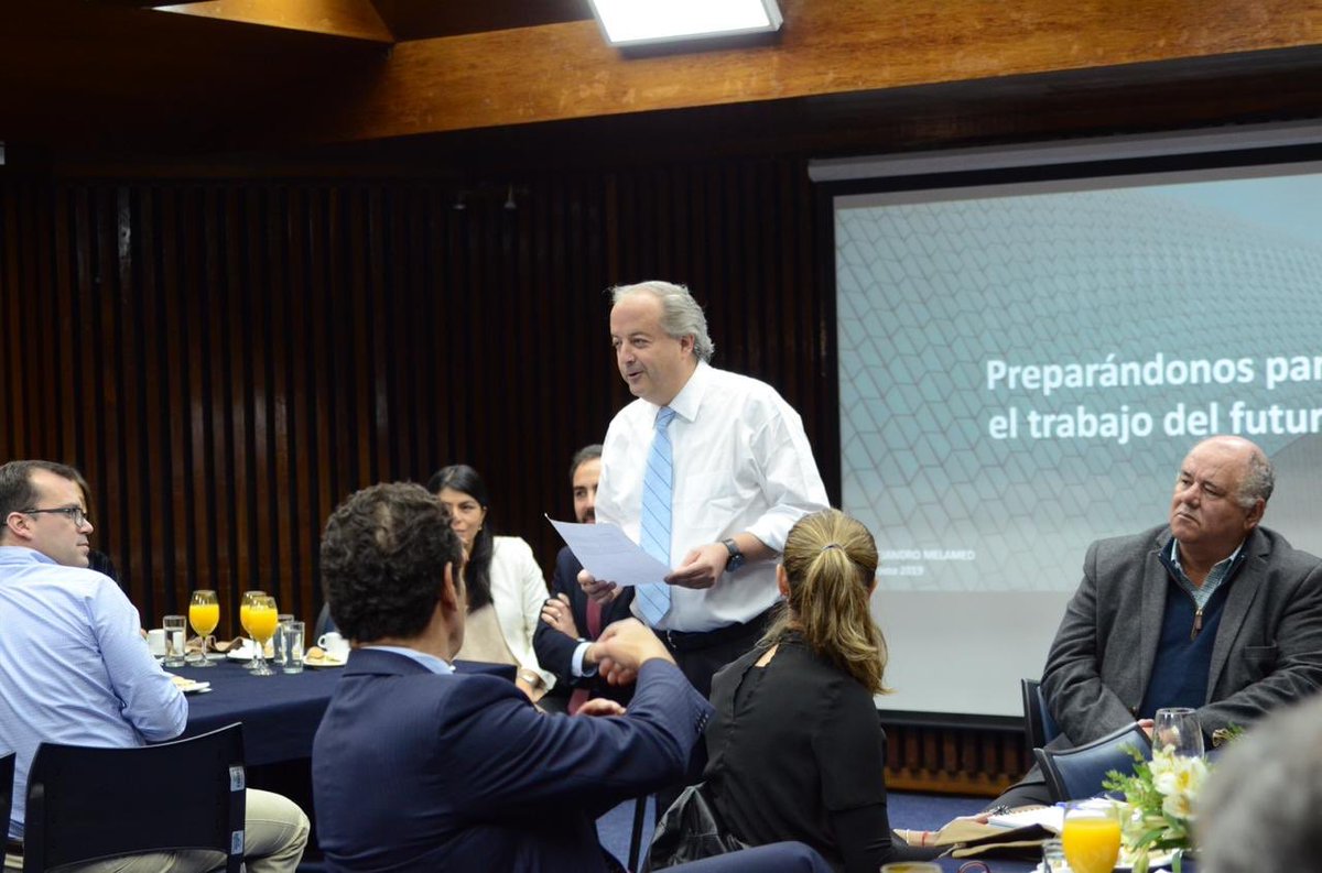 MintrabChile's tweet photo. AHORA| Ministro @nmonckeberg y subsecretario @fdoarab se reúnen con diversos gremios empresariales para conversar acerca del impacto de los empleos del futuro y sobre la agenda legislativa del @GobiernodeChile en materia laboral. #MenosHorasMásFlexibilidad💪🏻🇨🇱 https://t.co/stBaSPTSnl