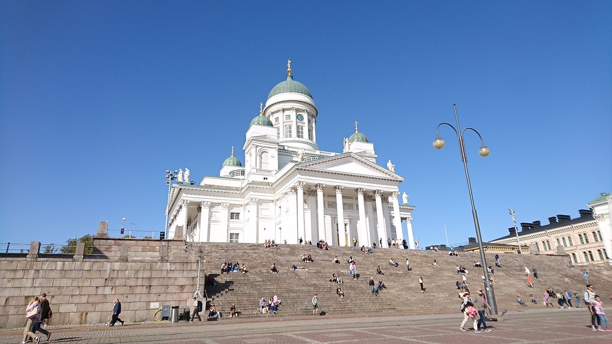 summerstyle's tweet photo. Helsinki, Suomi. Sunny weather, free museums, tasty bread, green trams and the biggest bookshop. https://t.co/NUJ19L0lX8